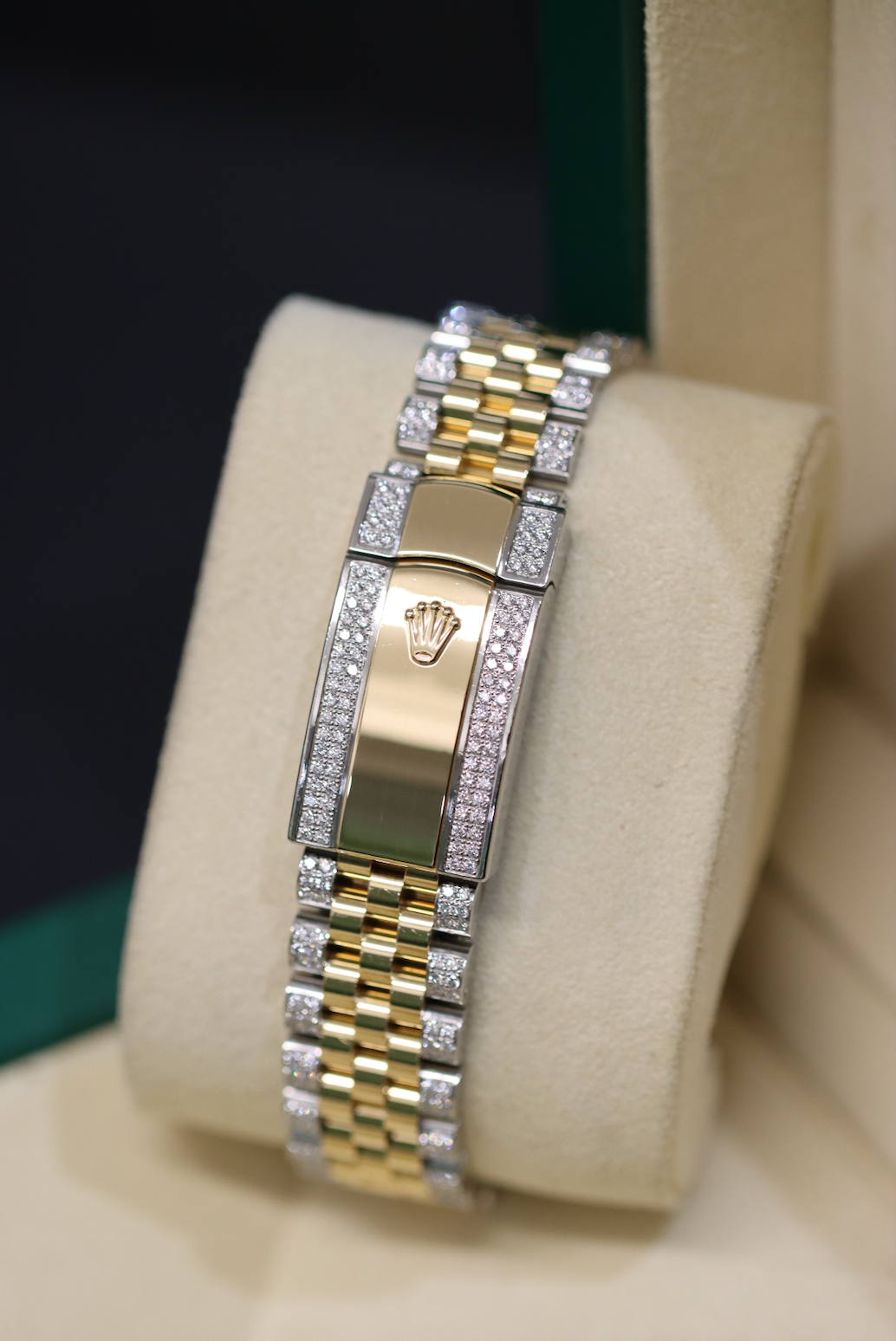 41mm Rolex Datejust 126333 - F VS Diamonds